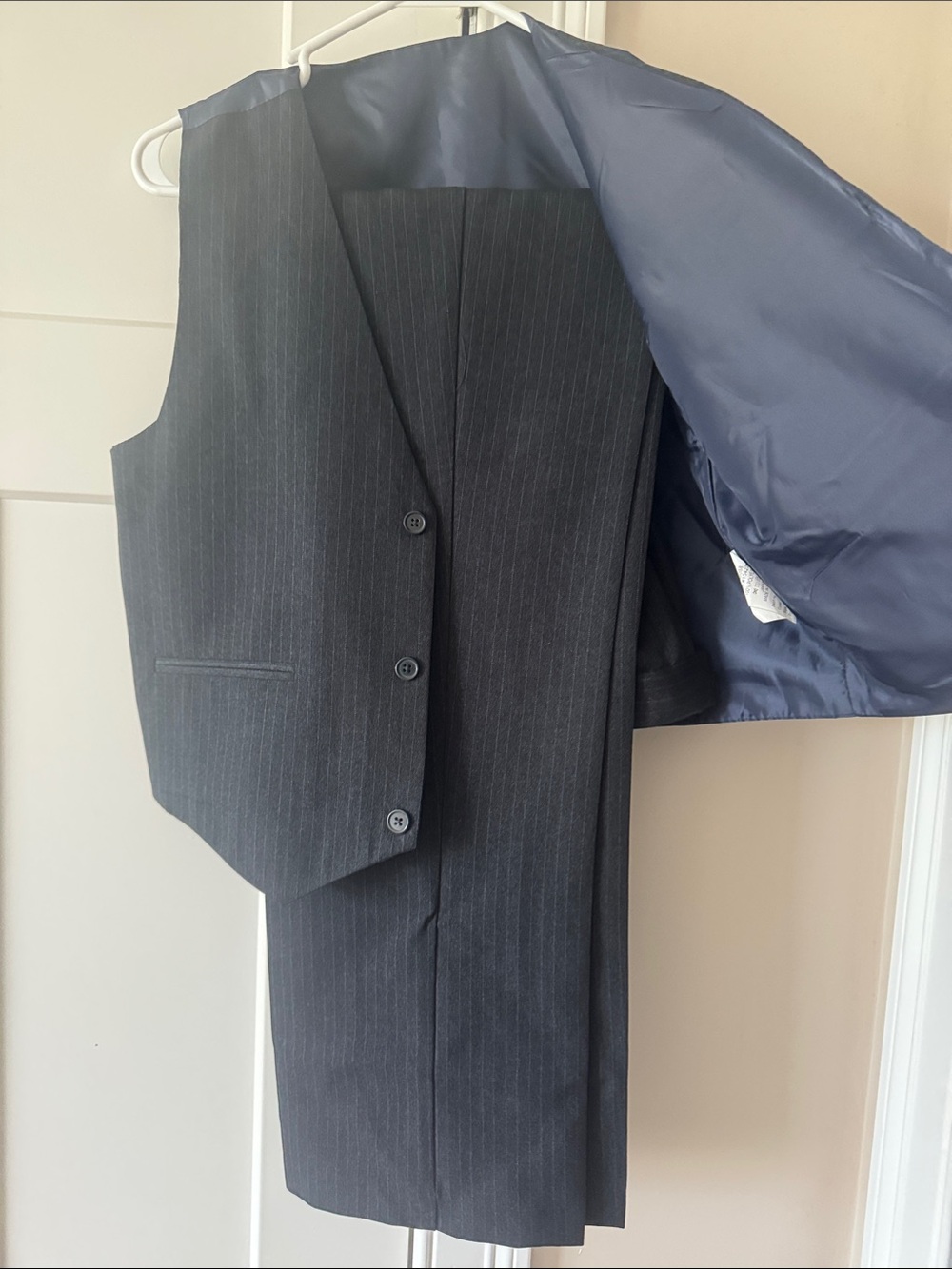 Amazon Kids Black Sport Coat with Pocket Square Accent - Picture 4 of 6